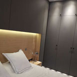 Chambre avec dressing gris sur mesure et éclairage LED — exemple de rénovation