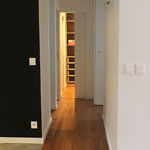 Couloir aménagé avec dressing ouvert — exemple de transformation d'espace