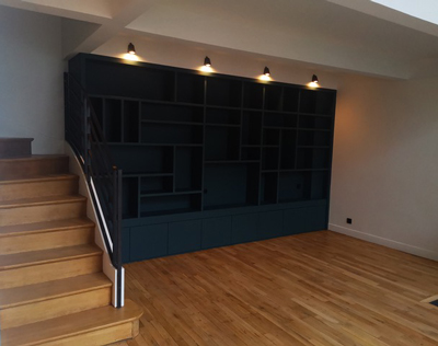 Loft avec bibliothèque sur mesure et spots — exemple d'aménagement