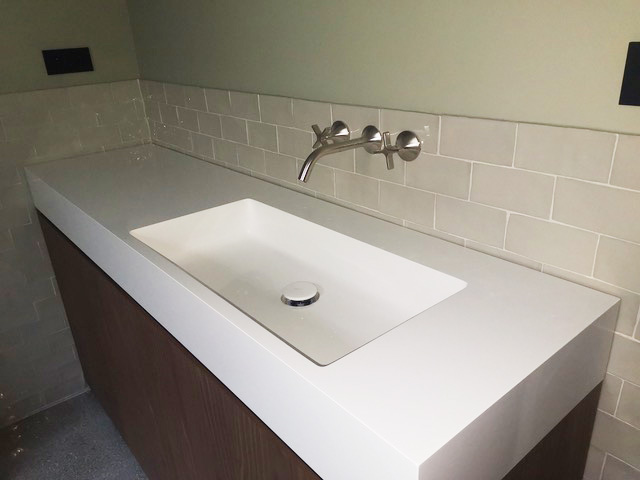 Salle de bain avec vasque Corian et carrelage métro — rénovation Paris