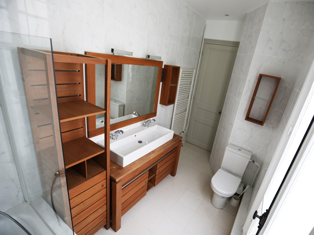 Salle de bain avec meuble en teck et double vasque — rénovation Paris