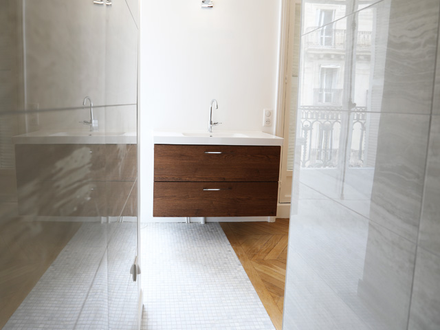 Salle de bain avec meuble en noyer et vue sur Paris — rénovation
