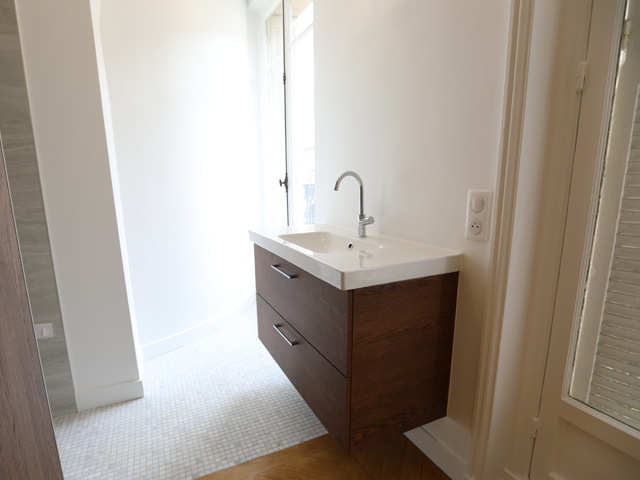 Salle de bain avec meuble wengé et entrée de douche — rénovation Paris