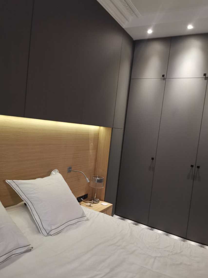 Chambre avec placards sur mesure et tête de lit LED — rénovation Paris