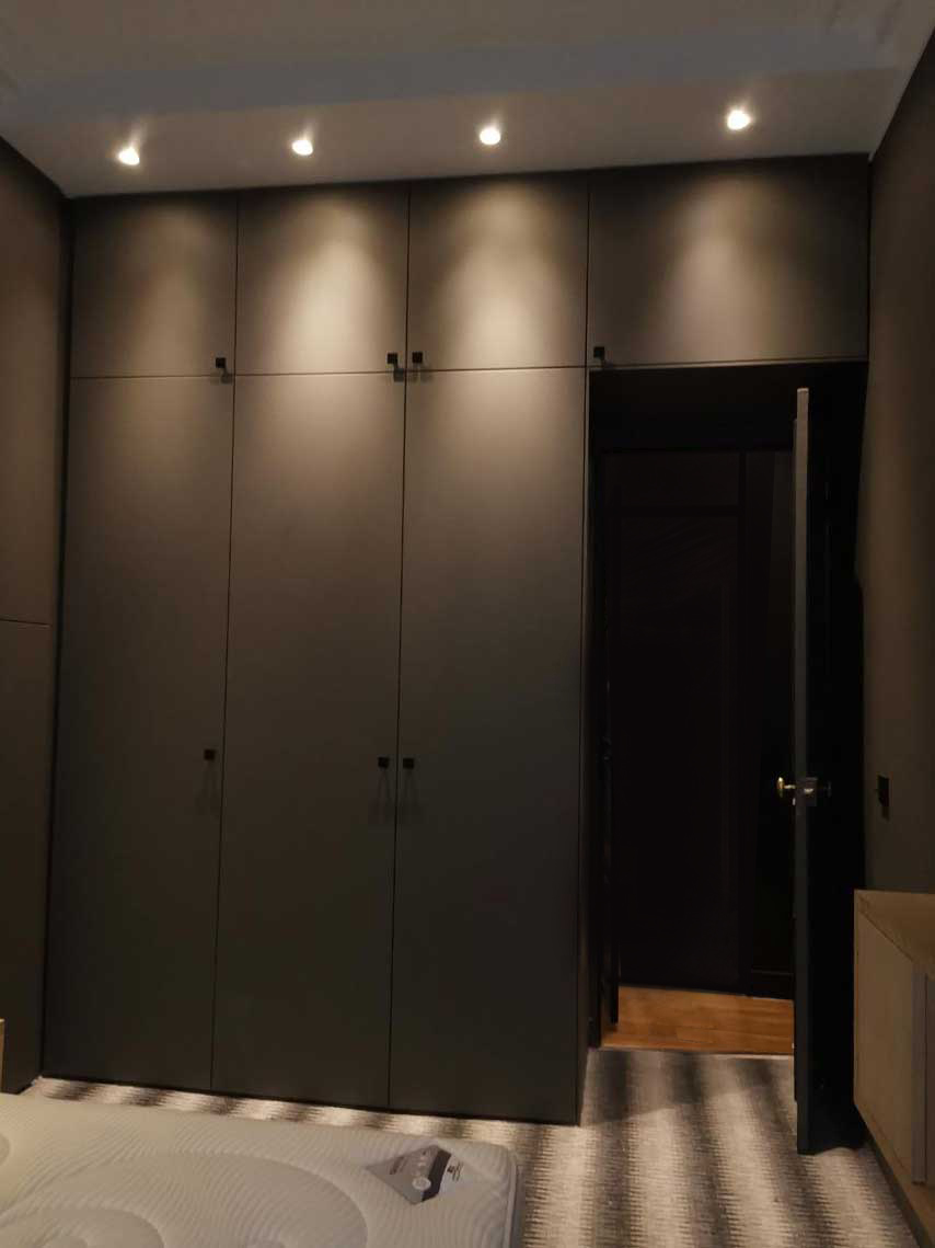 Chambre avec placards graphite et spots encastrés — rénovation Paris
