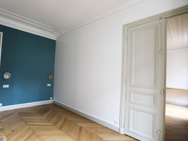 Chambre avec papier peint bleu canard et parquet point de Hongrie — rénovation Paris