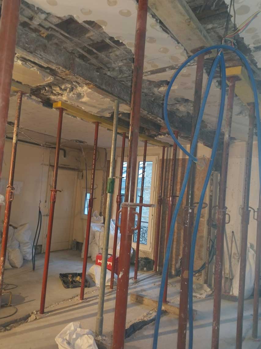Chantier de démolition avec étais sur plateau entier — murs porteurs Paris