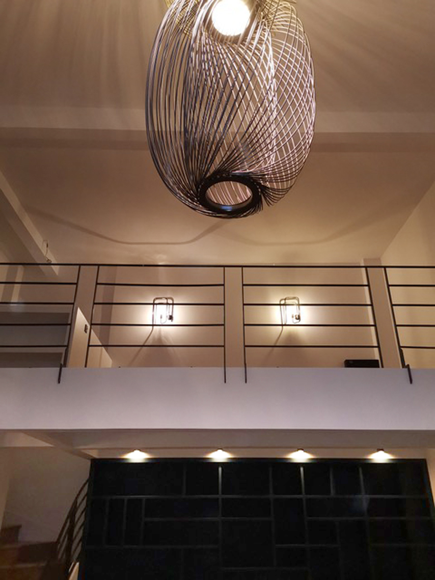 Duplex avec suspension sculpturale et mezzanine — rénovation Paris