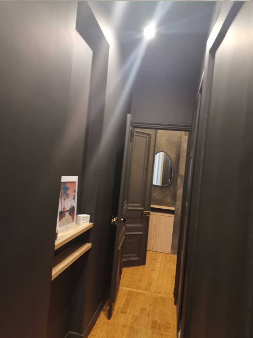 Couloir avec murs anthracite et tablette en chêne — rénovation Paris