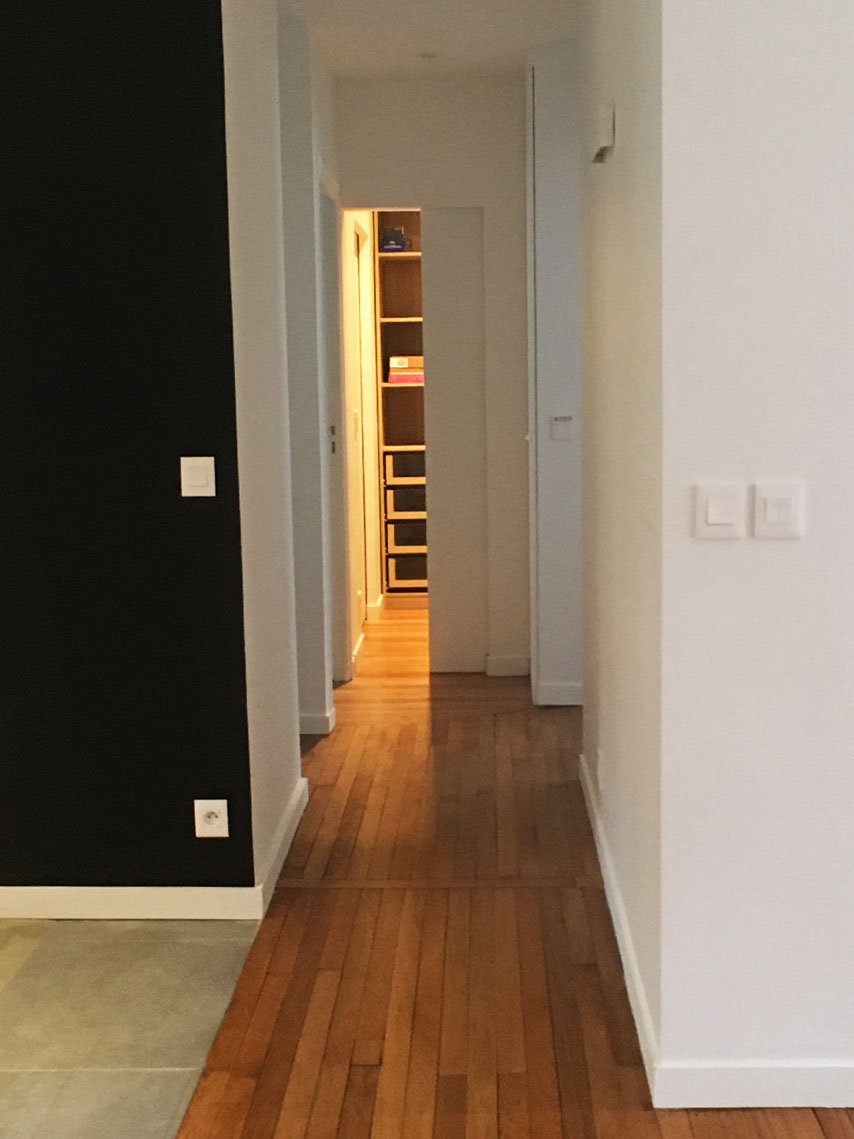 Couloir avec parquet en chêne et mur noir — rénovation Paris