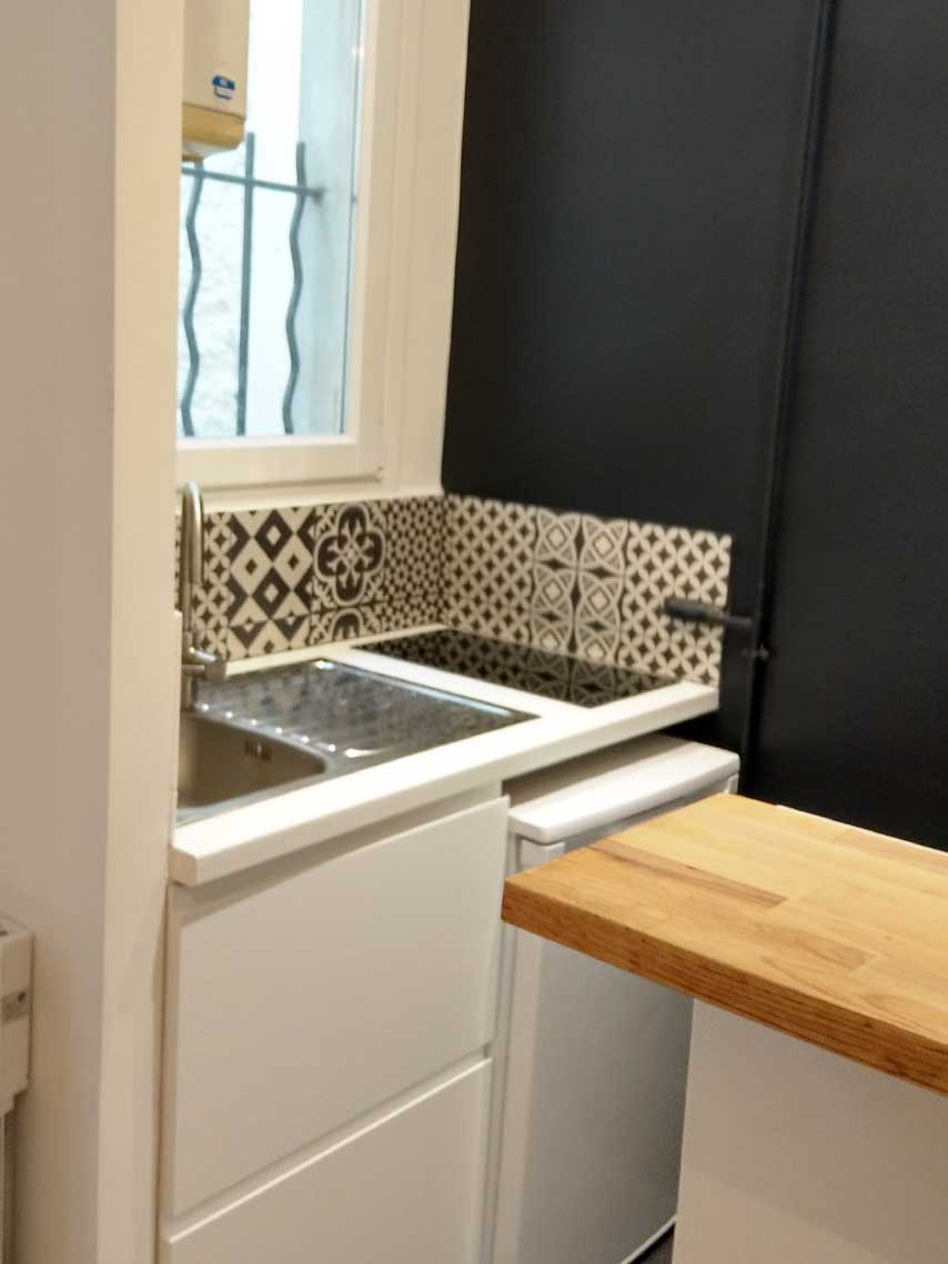 Cuisine avec carreaux de ciment et évier sous fenêtre — rénovation Paris