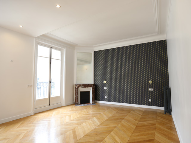 Séjour avec papier peint anthracite et cheminée — rénovation Paris
