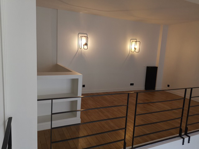 Mezzanine aux murs blancs avec appliques design — rénovation Paris